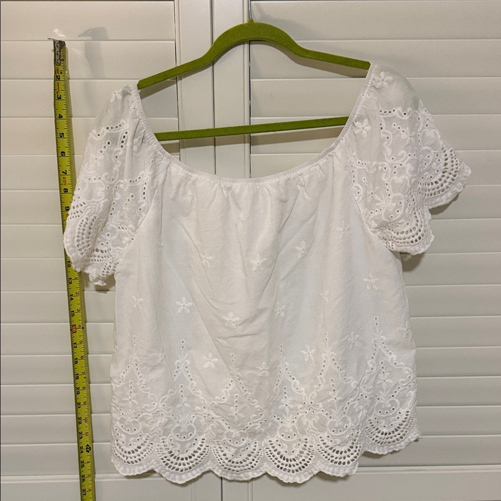 🍀 three items for $30 🍀Chic White Eyelet Blouse
